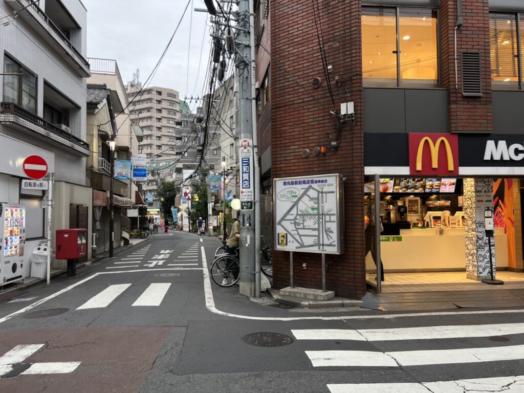 マクドナルドとセブンイレブンの間の道をまっすぐ進みます